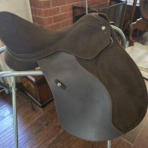 Wintec 2000 All Purpose Saddle  17.5 " never used spotless   with a dover  cover